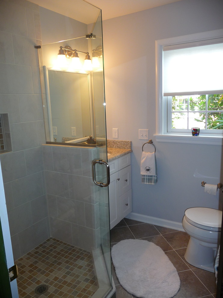 Esempio di una stanza da bagno classica con lavabo sottopiano, ante in stile shaker, ante bianche, top in quarzo composito, doccia ad angolo e pavimento in gres porcellanato