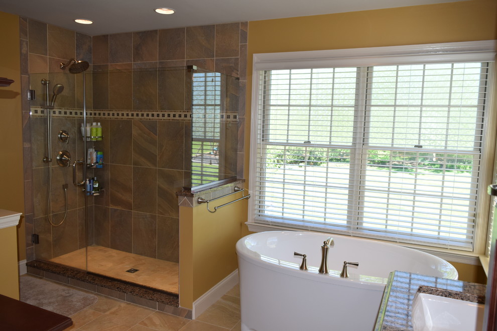 Foto de cuarto de baño tradicional con bañera exenta, ducha esquinera y ducha con puerta con bisagras