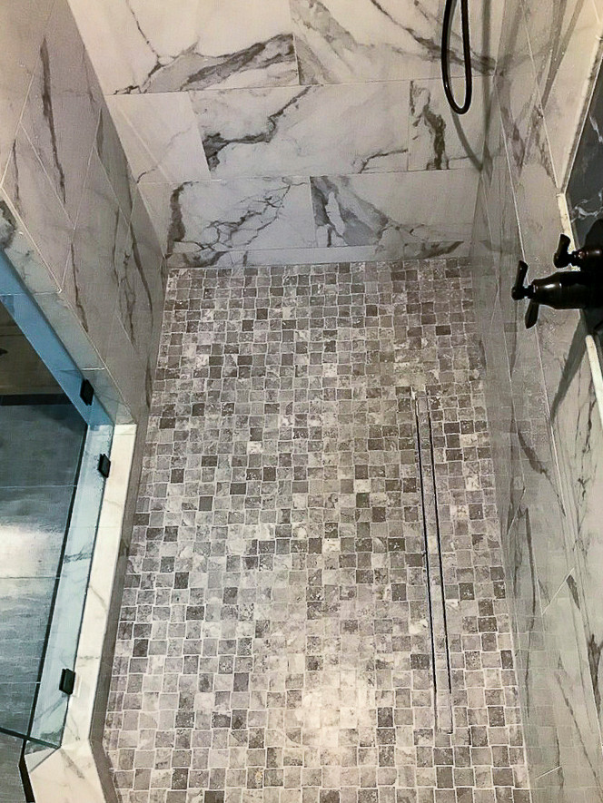Foto på ett mellanstort funkis en-suite badrum, med ett fristående badkar, beige väggar, ett undermonterad handfat och grått golv