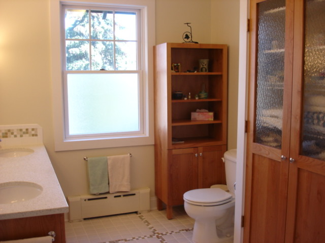 Idéer för mellanstora vintage badrum med dusch, med luckor med glaspanel, skåp i mellenmörkt trä, en dusch i en alkov, en toalettstol med separat cisternkåpa, vit kakel, mosaik, beige väggar, klinkergolv i keramik, ett undermonterad handfat och bänkskiva i återvunnet glas