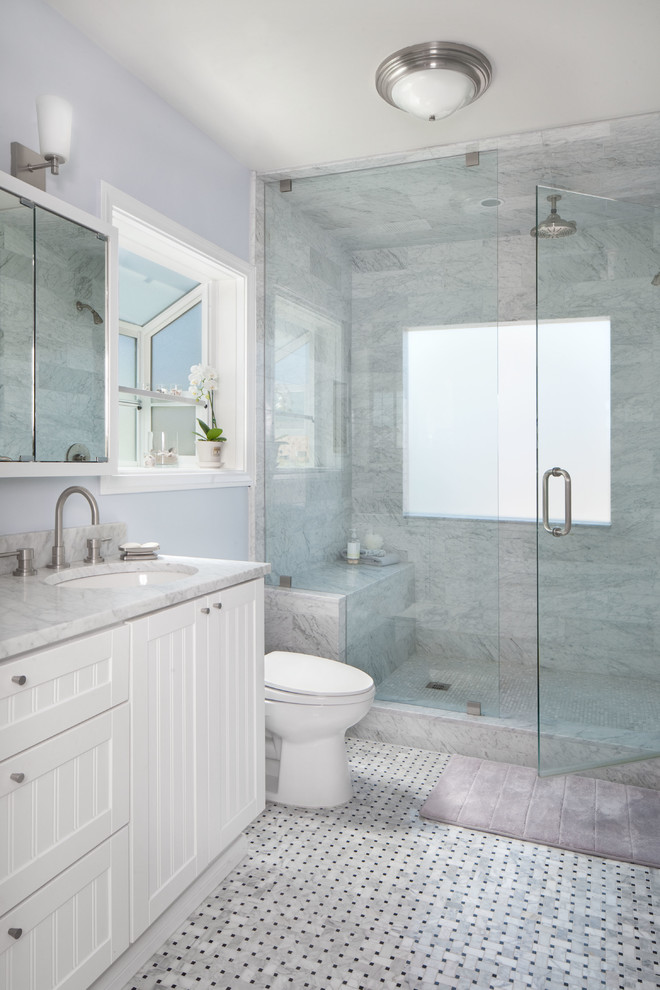 ロサンゼルスにある高級な中くらいなトランジショナルスタイルのおしゃれなバスルーム (浴槽なし) (ルーバー扉のキャビネット、白いキャビネット、アルコーブ型シャワー、グレーのタイル、白いタイル、石タイル、青い壁、大理石の床、アンダーカウンター洗面器、大理石の洗面台、シャワーベンチ) の写真