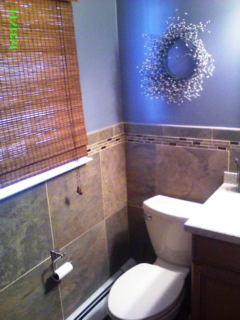 Idee per una stanza da bagno classica con lavabo integrato, vasca ad alcova, vasca/doccia, WC a due pezzi, piastrelle marroni e piastrelle in gres porcellanato
