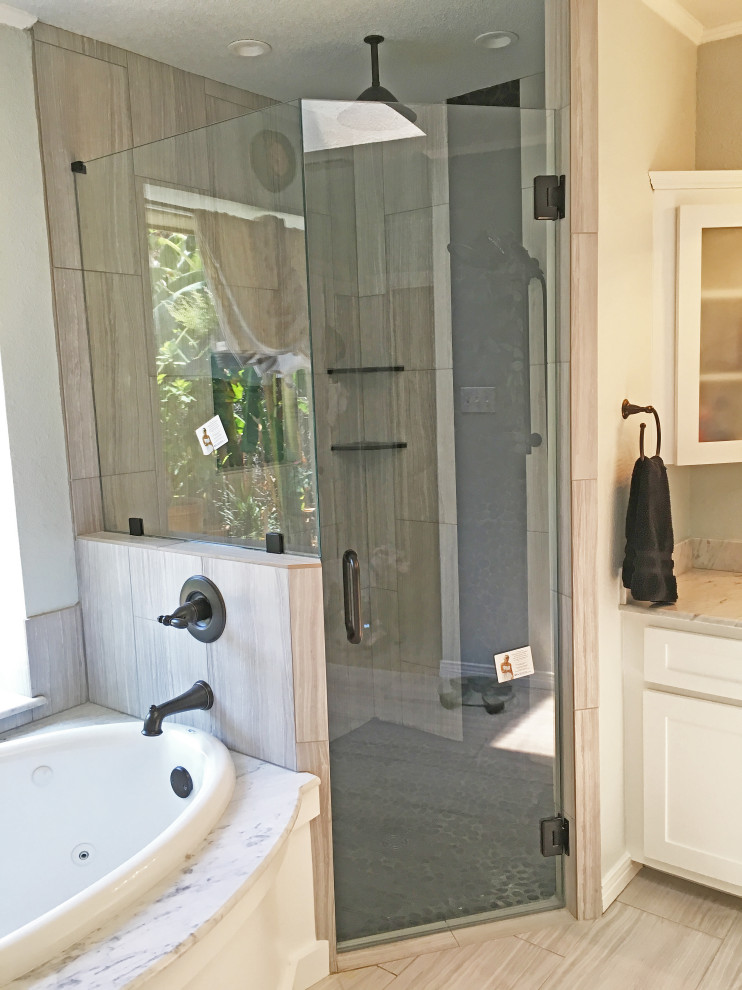 Idée de décoration pour une grande salle de bain principale tradition avec un placard à porte shaker, des portes de placard blanches, une baignoire posée, une douche d'angle, WC séparés, un carrelage gris, des carreaux de céramique, un mur gris, un sol en carrelage de céramique, un lavabo encastré, un plan de toilette en marbre, un sol gris, une cabine de douche à porte battante, un plan de toilette blanc, des toilettes cachées, meuble double vasque et meuble-lavabo encastré.