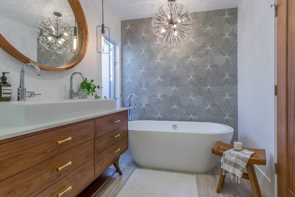 Idee per una grande stanza da bagno padronale design con vasca freestanding e pareti bianche