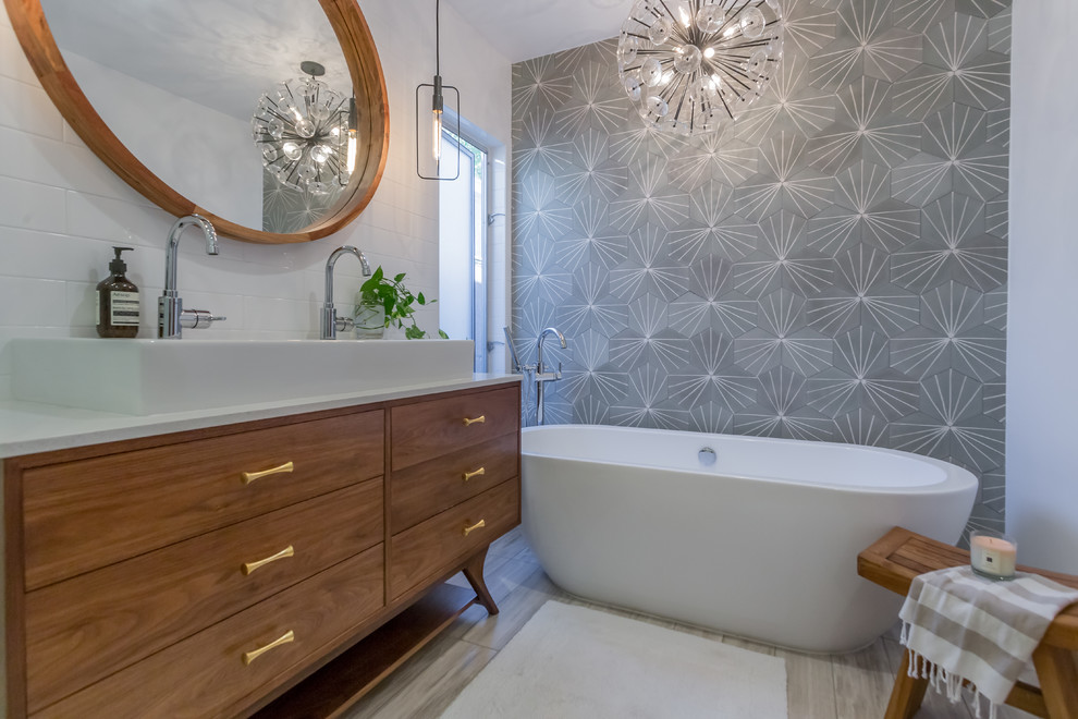 Ispirazione per una grande stanza da bagno padronale contemporanea con vasca freestanding e pareti bianche