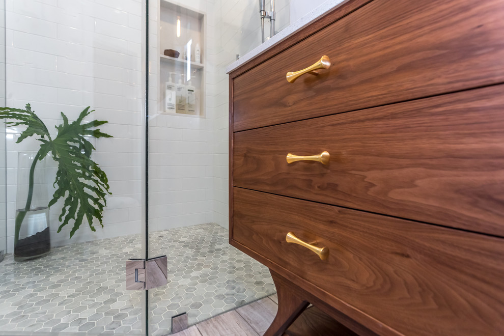 Idee per una grande stanza da bagno padronale contemporanea con vasca freestanding e pareti bianche