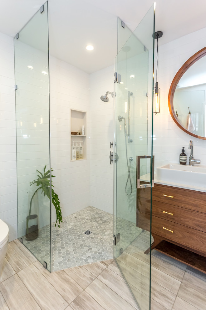Источник вдохновения для домашнего уюта: большая главная ванная комната в современном стиле с отдельно стоящей ванной и белыми стенами