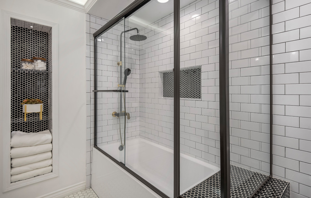 Стильный дизайн: ванная комната в стиле модернизм с черными фасадами, белой плиткой, плиткой кабанчик, мраморной столешницей, белым полом, душем с раздвижными дверями и белой столешницей - последний тренд