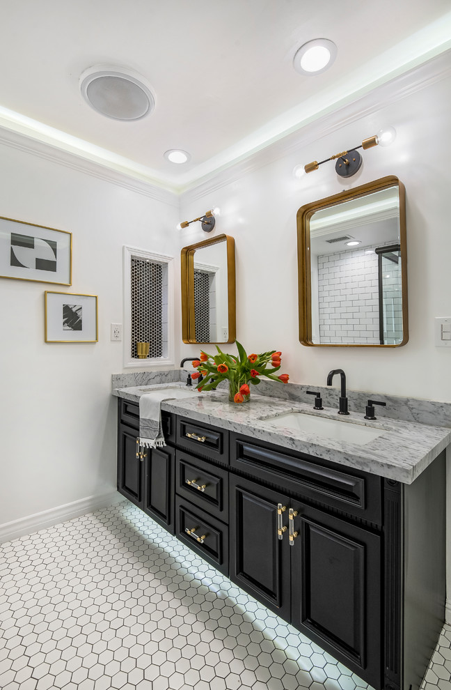 Exemple d'une salle de bain principale chic avec des portes de placard noires, un carrelage blanc, un carrelage métro, un plan de toilette en marbre, un sol blanc, un placard avec porte à panneau encastré, un mur blanc, un lavabo encastré et un plan de toilette gris.