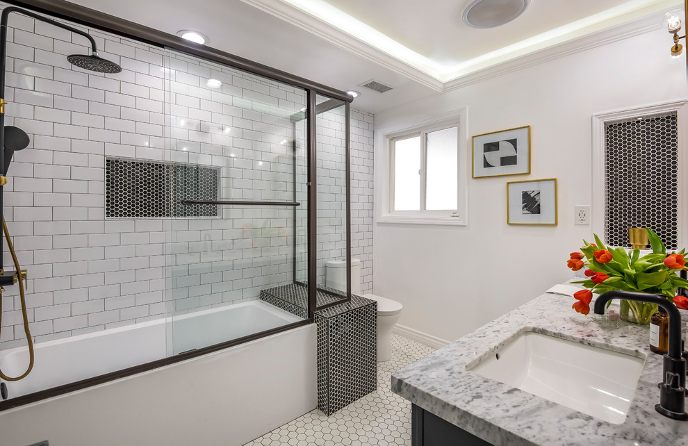 Источник вдохновения для домашнего уюта: ванная комната в стиле модернизм с черными фасадами, белой плиткой, плиткой кабанчик, мраморной столешницей, белым полом, душем с раздвижными дверями и белой столешницей