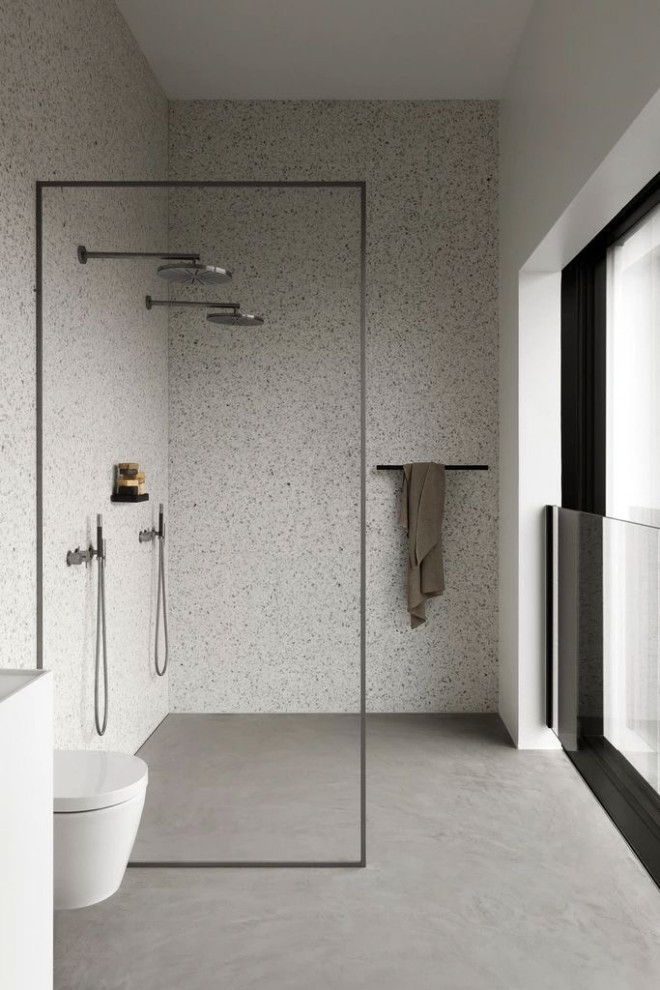 Источник вдохновения для домашнего уюта: большая главная ванная комната в стиле модернизм с стеклянными фасадами, белыми фасадами, отдельно стоящей ванной, двойным душем, унитазом-моноблоком, серой плиткой, керамической плиткой, белыми стенами, бетонным полом, настольной раковиной, столешницей из искусственного кварца, серым полом, открытым душем, белой столешницей, тумбой под одну раковину и подвесной тумбой