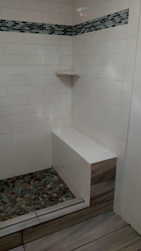 Esempio di una stanza da bagno con doccia classica di medie dimensioni con doccia alcova, WC monopezzo, piastrelle bianche, piastrelle diamantate, pareti bianche e pavimento in vinile