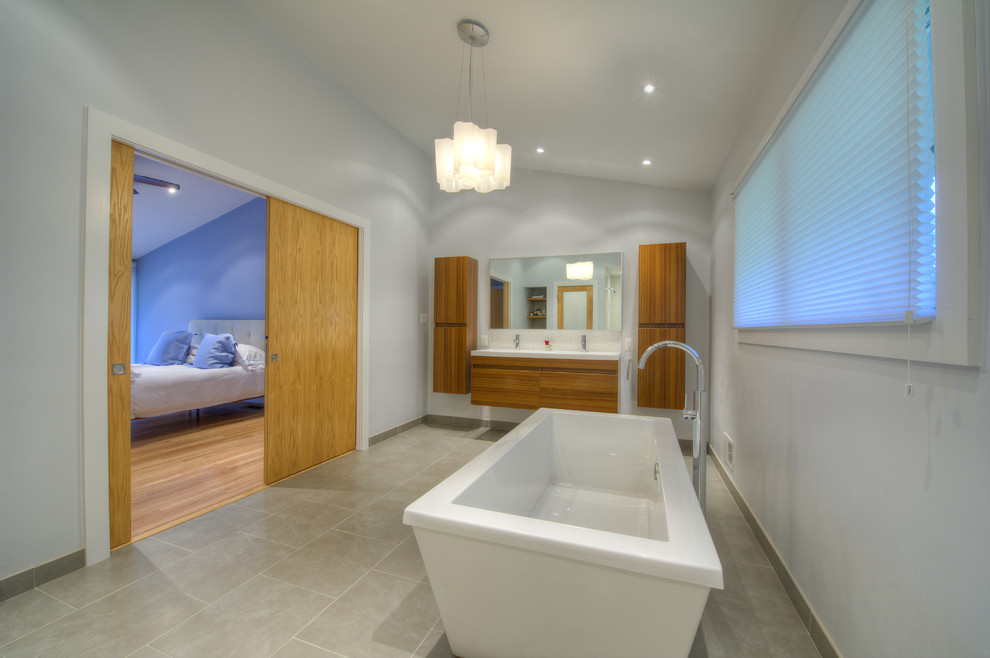 Cette photo montre une salle de bain principale asiatique de taille moyenne avec un lavabo suspendu, une baignoire indépendante, une douche ouverte, WC suspendus, un carrelage gris et un mur gris.