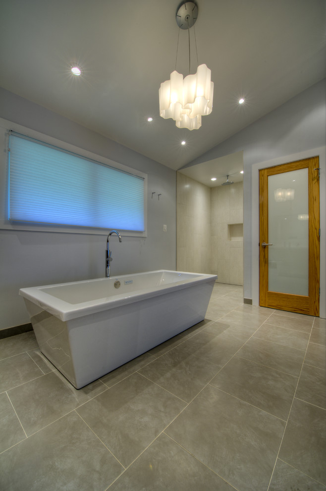 Foto di una stanza da bagno padronale etnica di medie dimensioni con lavabo sospeso, vasca freestanding, doccia aperta, WC sospeso e pareti grigie