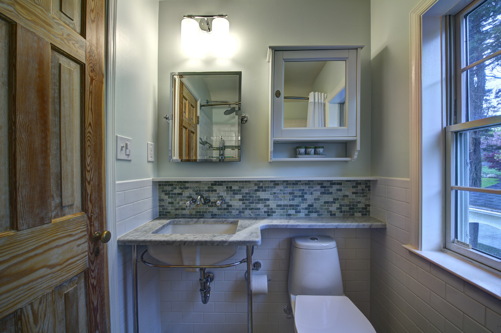 Ejemplo de cuarto de baño ecléctico pequeño con lavabo tipo consola, baldosas y/o azulejos verdes y paredes verdes