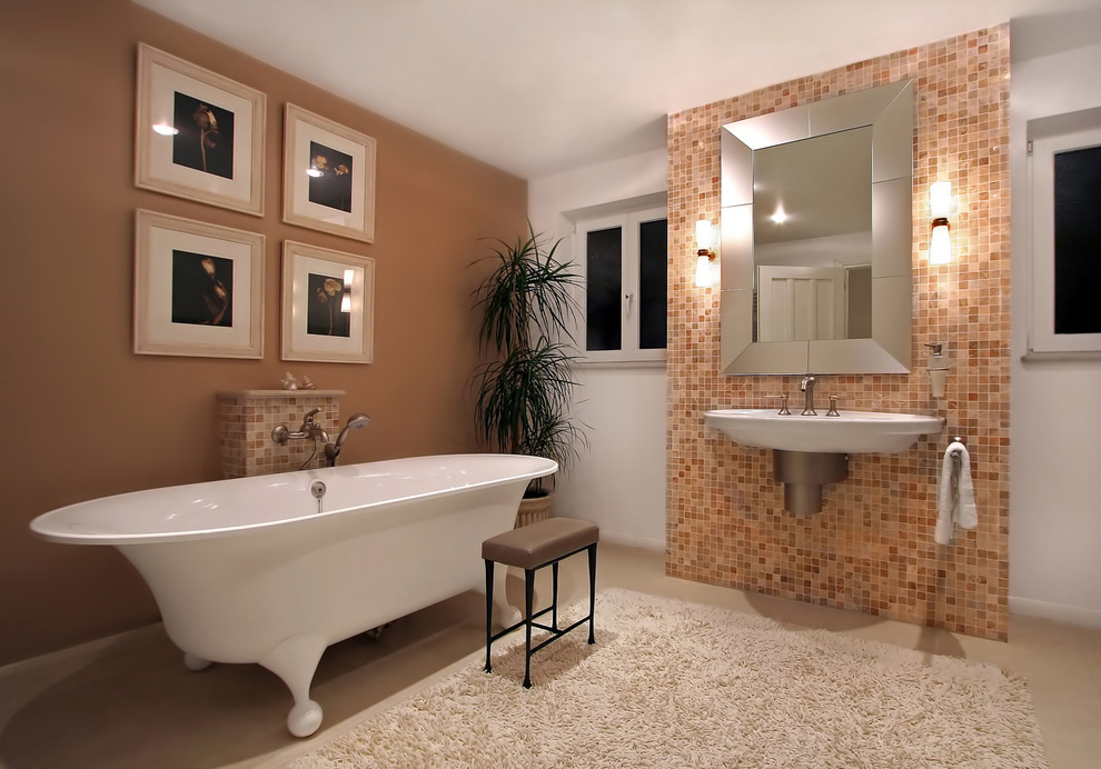 Ejemplo de cuarto de baño principal clásico renovado de tamaño medio con bañera con patas, baldosas y/o azulejos multicolor, baldosas y/o azulejos en mosaico, paredes marrones y suelo de piedra caliza