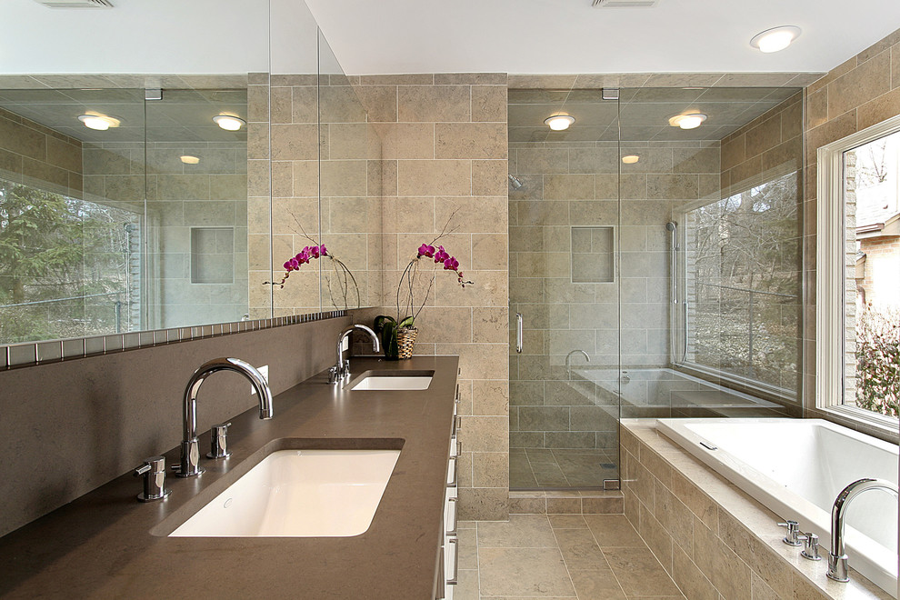 Inredning av ett klassiskt stort en-suite badrum, med släta luckor, vita skåp, en dubbeldusch, beige kakel, stenkakel, vita väggar, ett undermonterad handfat, bänkskiva i kvarts och ett platsbyggt badkar