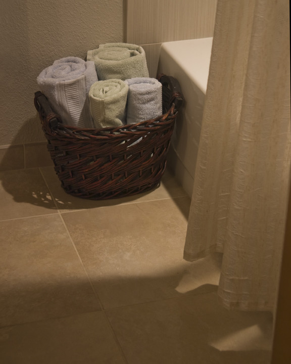 Idéer för att renovera ett mellanstort funkis badrum med dusch, med skåp i shakerstil, en toalettstol med hel cisternkåpa, beige kakel, porslinskakel, vita väggar, ett undermonterad handfat, granitbänkskiva, skåp i mörkt trä, ett badkar i en alkov och en dusch/badkar-kombination