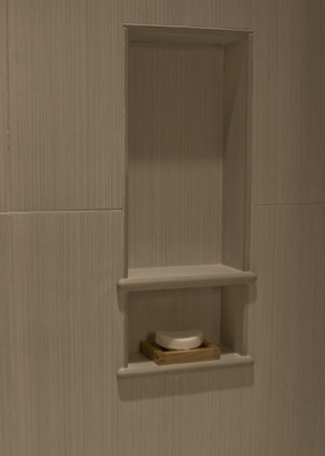 Источник вдохновения для домашнего уюта: ванная комната среднего размера в современном стиле с унитазом-моноблоком, бежевой плиткой, керамогранитной плиткой, белыми стенами, врезной раковиной, темными деревянными фасадами, ванной в нише, душем над ванной и фасадами в стиле шейкер