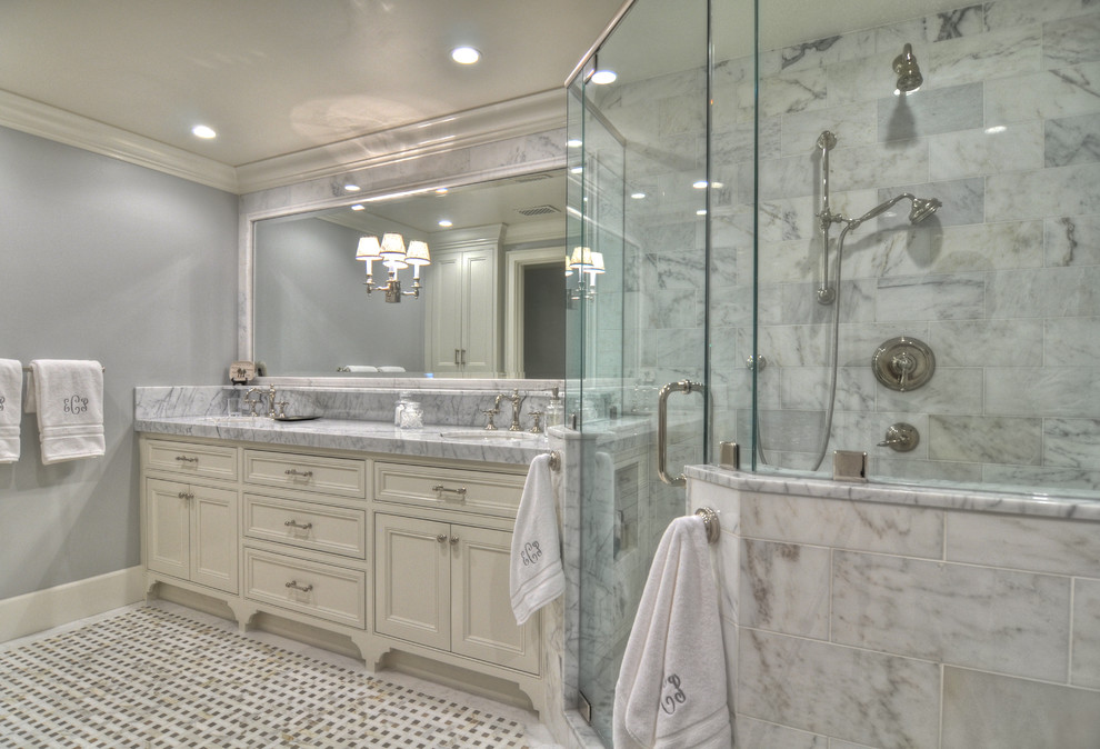 Exempel på ett mellanstort klassiskt en-suite badrum, med luckor med infälld panel, vita skåp, en hörndusch, grå kakel, stenkakel, grå väggar, klinkergolv i keramik och marmorbänkskiva