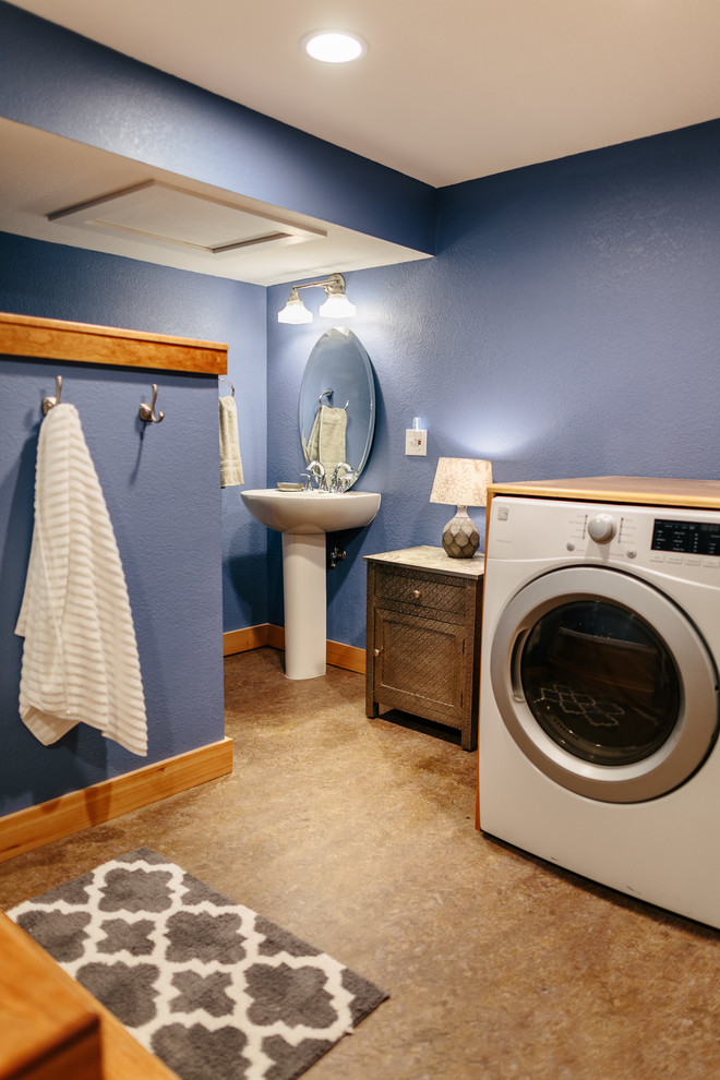 Inspiration pour une salle de bain traditionnelle avec un mur bleu, un lavabo de ferme et un sol beige.