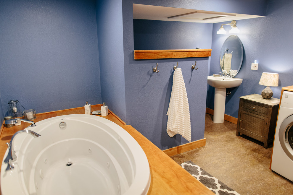 На фото: ванная комната со стиральной машиной в стиле неоклассика (современная классика) с синими стенами, раковиной с пьедесталом и бежевым полом