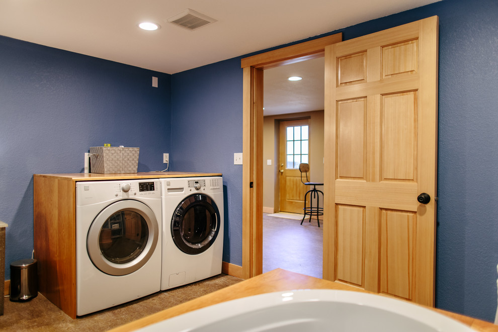 Esempio di una stanza da bagno chic con pareti blu, lavabo a colonna e pavimento beige