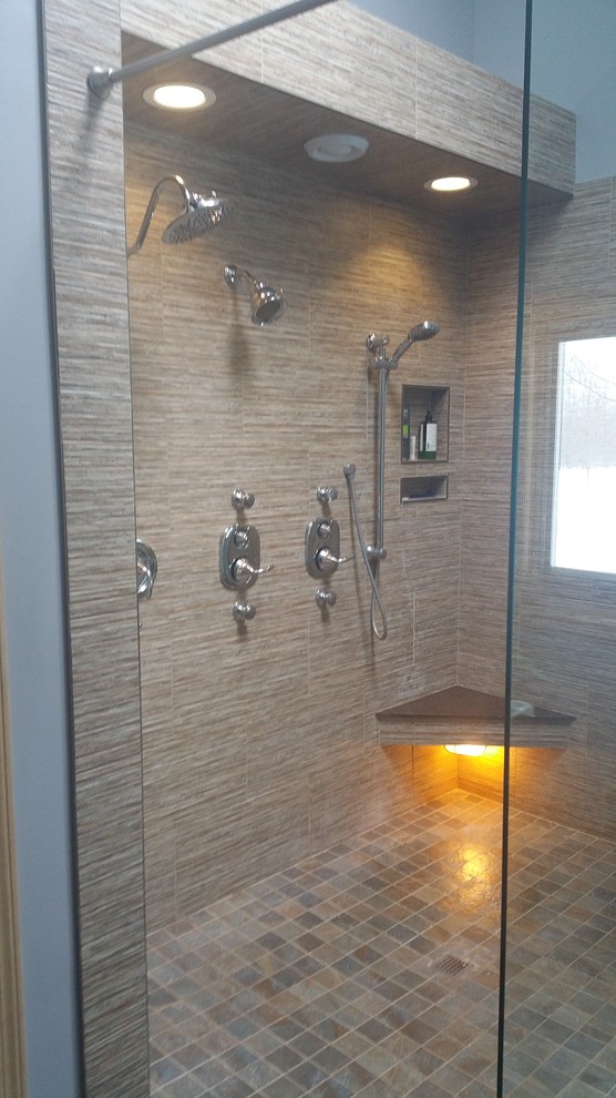 Modelo de cuarto de baño contemporáneo de tamaño medio con ducha empotrada, baldosas y/o azulejos grises, baldosas y/o azulejos de porcelana, paredes azules, suelo de baldosas de porcelana y aseo y ducha