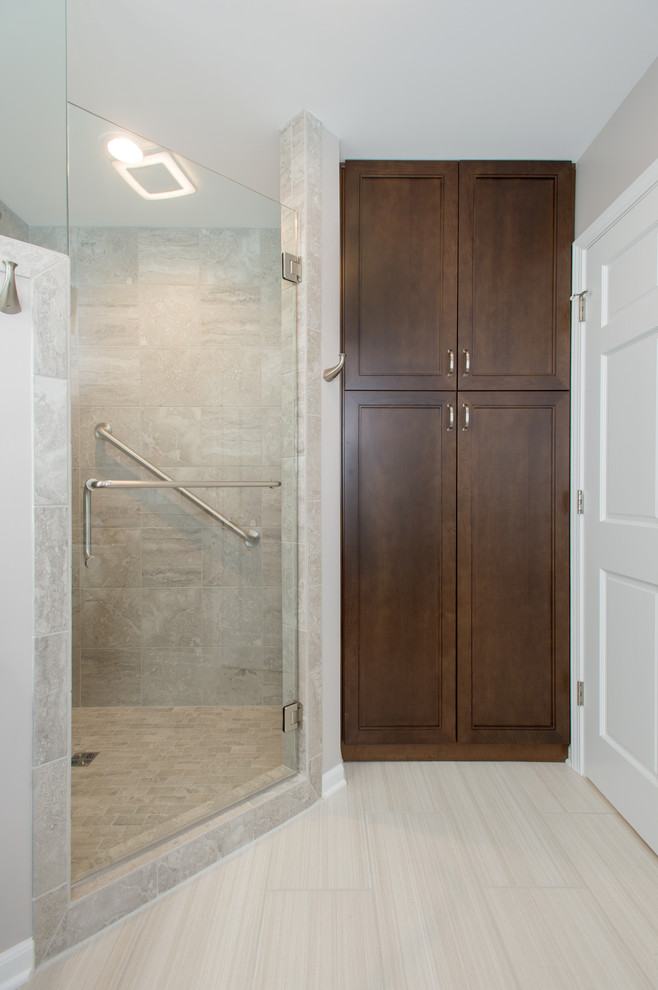 Idée de décoration pour une salle de bain principale design en bois foncé de taille moyenne avec un placard à porte shaker, une baignoire en alcôve, une douche d'angle, WC séparés, un lavabo intégré, un plan de toilette en granite, un sol gris et une cabine de douche à porte battante.