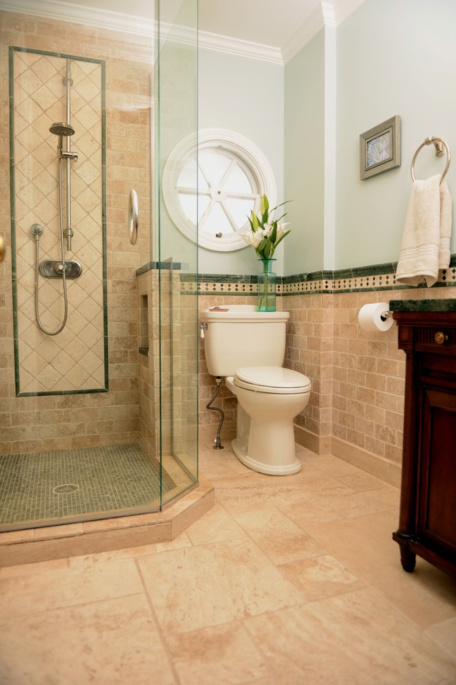 Foto på ett litet vintage badrum med dusch, med ett fristående handfat, luckor med upphöjd panel, granitbänkskiva, en hörndusch, en toalettstol med separat cisternkåpa, beige kakel, stenkakel, blå väggar, travertin golv, skåp i mörkt trä, beiget golv och dusch med gångjärnsdörr