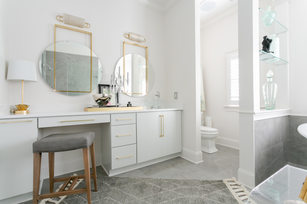 Diseño de cuarto de baño único y a medida contemporáneo con armarios con paneles lisos, puertas de armario blancas, paredes blancas, lavabo sobreencimera, suelo gris y encimeras blancas