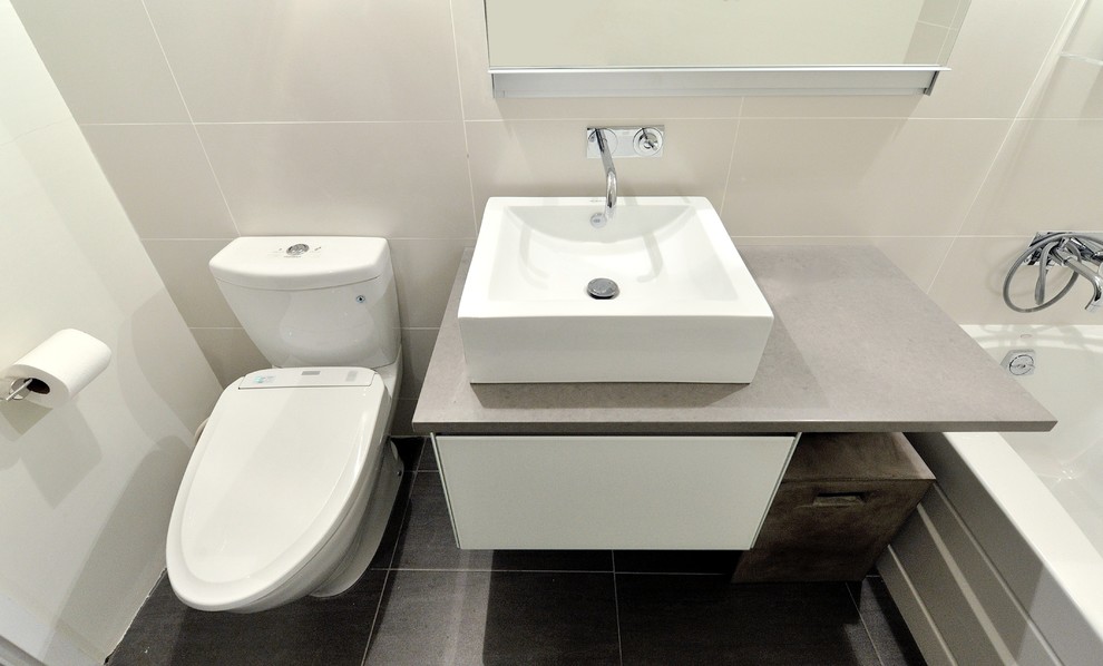 Идея дизайна: ванная комната среднего размера в современном стиле с настольной раковиной, плоскими фасадами, белыми фасадами, столешницей из искусственного камня, ванной в нише, унитазом-моноблоком, белой плиткой, керамической плиткой, душем в нише и белыми стенами