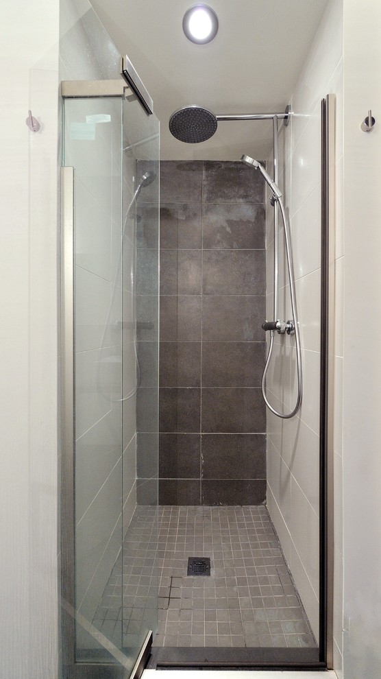 Esempio di una stanza da bagno design di medie dimensioni con ante bianche, top in superficie solida, doccia alcova, piastrelle bianche, piastrelle in ceramica, lavabo a bacinella, ante lisce, vasca ad alcova, WC monopezzo e pareti bianche