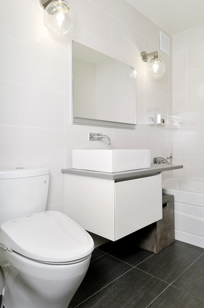 Идея дизайна: ванная комната среднего размера в современном стиле с настольной раковиной, плоскими фасадами, белыми фасадами, столешницей из искусственного камня, ванной в нише, душем в нише, унитазом-моноблоком, белой плиткой, керамической плиткой и белыми стенами