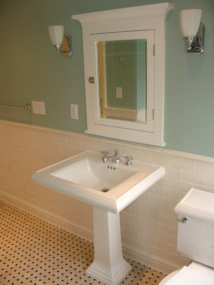 Idéer för ett litet klassiskt en-suite badrum, med ett piedestal handfat, ett badkar i en alkov, en dusch i en alkov, en toalettstol med separat cisternkåpa, vit kakel, tunnelbanekakel, gröna väggar, marmorgolv, luckor med infälld panel, vita skåp, vitt golv och dusch med gångjärnsdörr