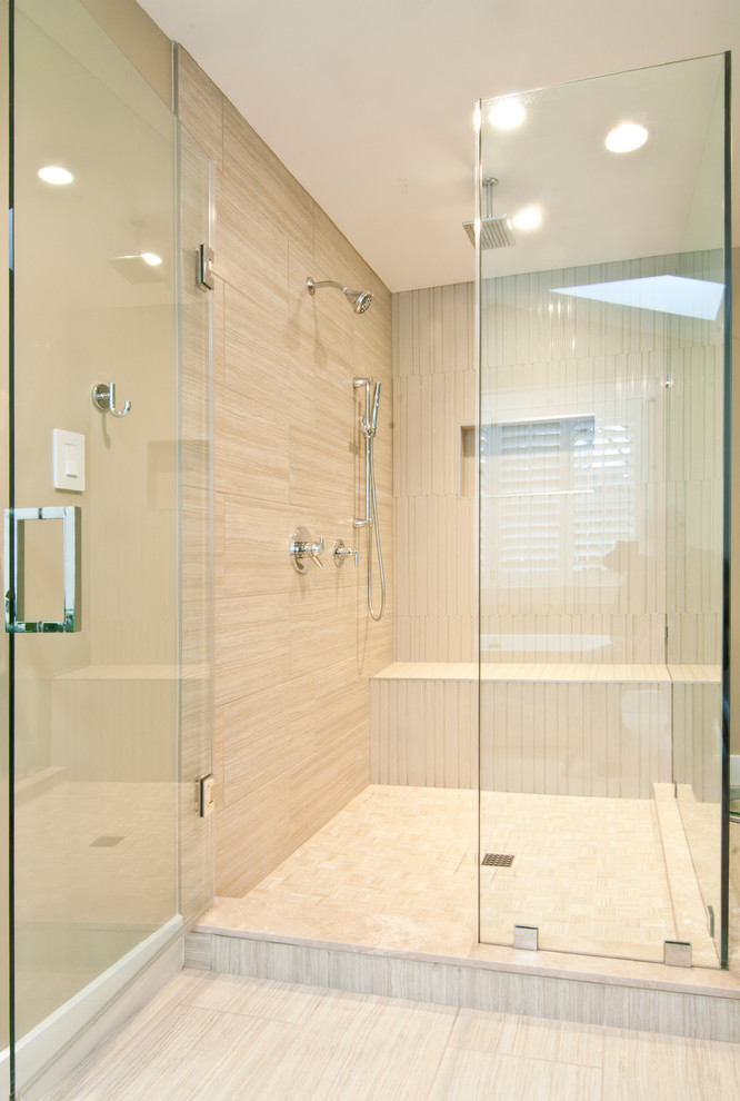 Cette image montre une douche en alcôve principale design de taille moyenne avec une baignoire indépendante, un carrelage beige, des carreaux de céramique, un mur beige et un sol en carrelage de porcelaine.