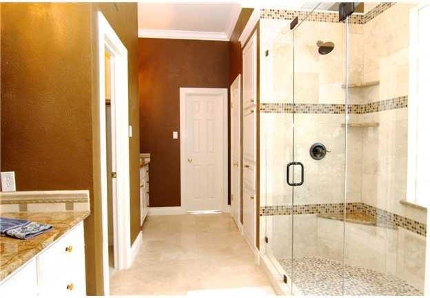 На фото: большая ванная комната в стиле фьюжн с столешницей из гранита, двойным душем, унитазом-моноблоком, бежевой плиткой, плиткой из листового стекла, коричневыми стенами и мраморным полом с