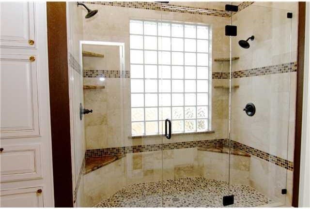 Idee per una grande stanza da bagno stile americano con ante con bugna sagomata, ante bianche, top in granito, doccia doppia, WC monopezzo, piastrelle beige, lastra di vetro, pareti marroni e pavimento in marmo