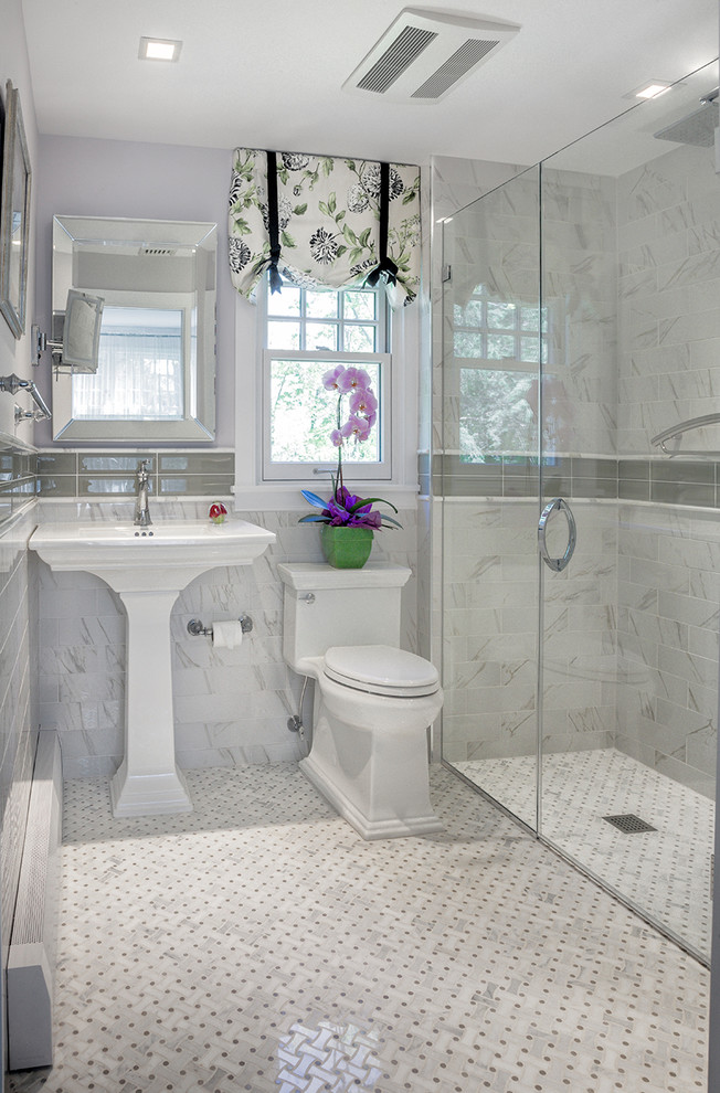 Réalisation d'une salle de bain design de taille moyenne avec WC séparés, un carrelage gris, du carrelage en marbre, un mur blanc, un sol en carrelage de céramique, un lavabo de ferme, un plan de toilette en surface solide, un sol blanc et une cabine de douche à porte battante.