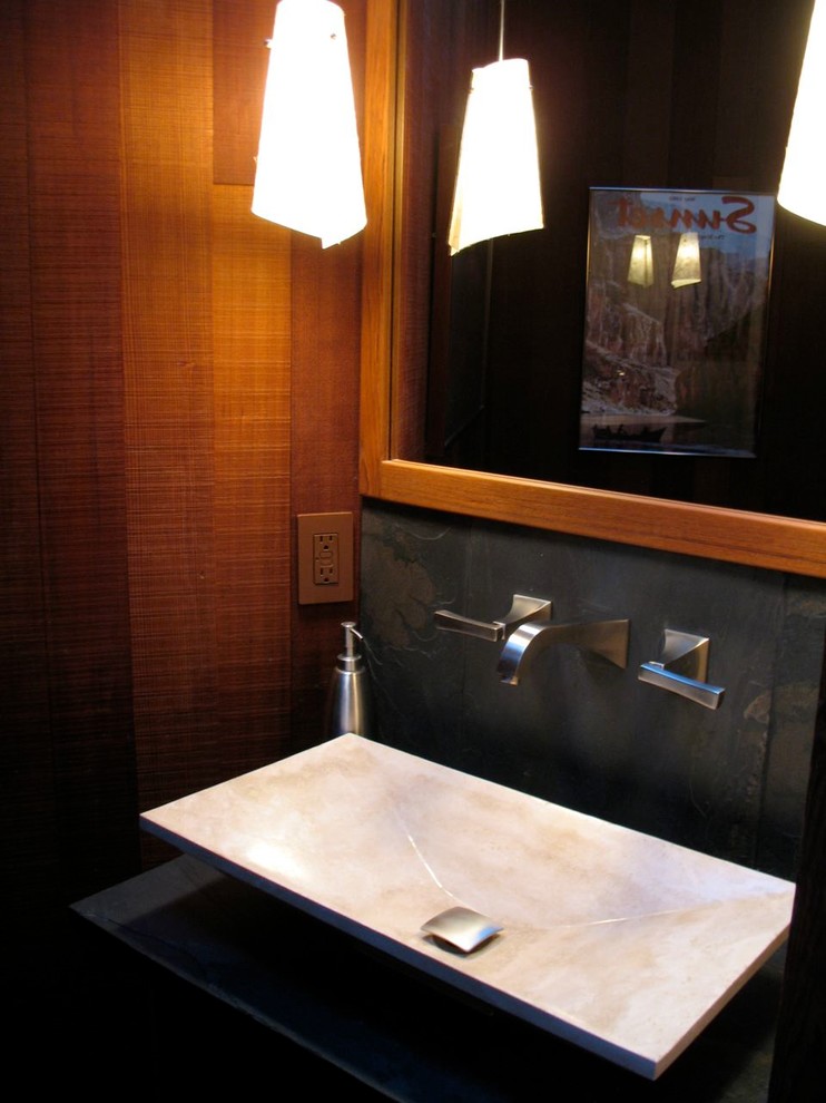 Cette image montre une salle d'eau design de taille moyenne avec un mur noir et une vasque.