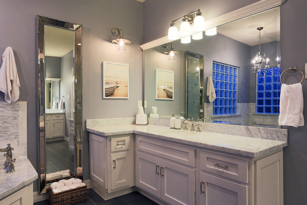 Inspiration för mellanstora klassiska en-suite badrum, med skåp i shakerstil, vita skåp, grå kakel, grå väggar, en hörndusch, keramikplattor, klinkergolv i keramik, ett undermonterad handfat och marmorbänkskiva