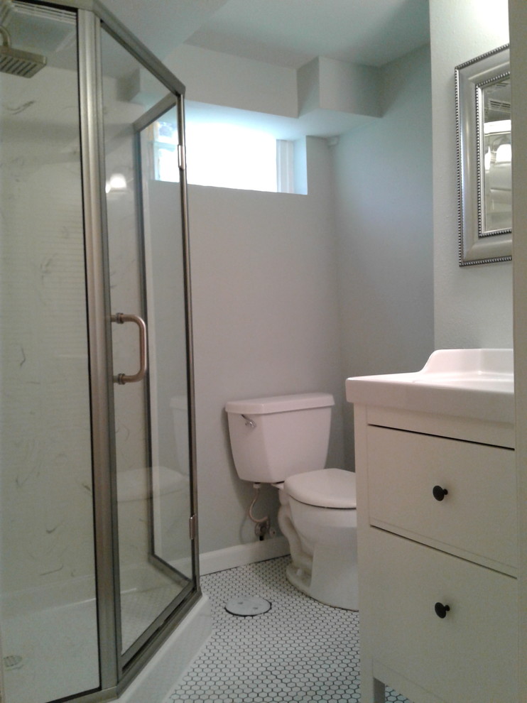 Idéer för ett mellanstort modernt en-suite badrum, med ett fristående badkar, en dusch/badkar-kombination, grå kakel, keramikplattor, klinkergolv i småsten, grått golv och dusch med gångjärnsdörr