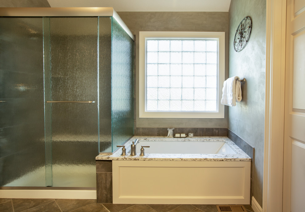 Inredning av ett klassiskt mellanstort beige beige en-suite badrum, med luckor med upphöjd panel, vita skåp, beige kakel, porslinskakel, gröna väggar, klinkergolv i porslin, ett undermonterad handfat, bänkskiva i kvarts, beiget golv och dusch med skjutdörr