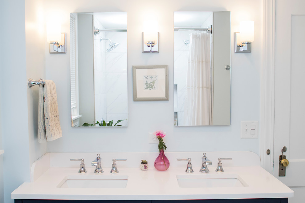 Стильный дизайн: главная ванная комната среднего размера в стиле модернизм с фасадами с декоративным кантом, синими фасадами, накладной ванной, открытым душем, унитазом-моноблоком, белой плиткой, керамической плиткой, синими стенами, полом из керамической плитки, врезной раковиной, столешницей из плитки, белым полом и шторкой для ванной - последний тренд