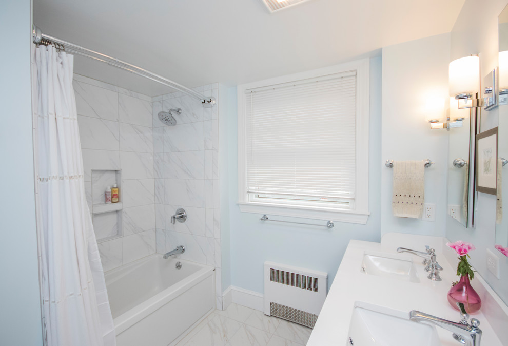 На фото: главная ванная комната среднего размера в стиле модернизм с фасадами с декоративным кантом, синими фасадами, накладной ванной, открытым душем, унитазом-моноблоком, белой плиткой, керамической плиткой, синими стенами, полом из керамической плитки, врезной раковиной, столешницей из плитки, белым полом и шторкой для ванной