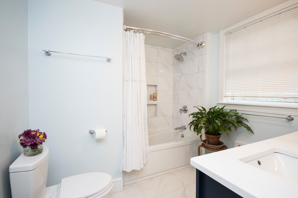 Стильный дизайн: главная ванная комната среднего размера в стиле модернизм с фасадами с декоративным кантом, синими фасадами, накладной ванной, открытым душем, унитазом-моноблоком, белой плиткой, керамической плиткой, синими стенами, полом из керамической плитки, врезной раковиной, столешницей из плитки, белым полом и шторкой для ванной - последний тренд