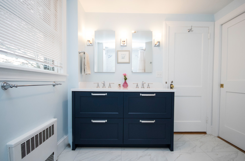 Идея дизайна: главная ванная комната среднего размера в стиле модернизм с фасадами с декоративным кантом, синими фасадами, накладной ванной, открытым душем, унитазом-моноблоком, белой плиткой, керамической плиткой, синими стенами, полом из керамической плитки, врезной раковиной, столешницей из плитки, белым полом и шторкой для ванной