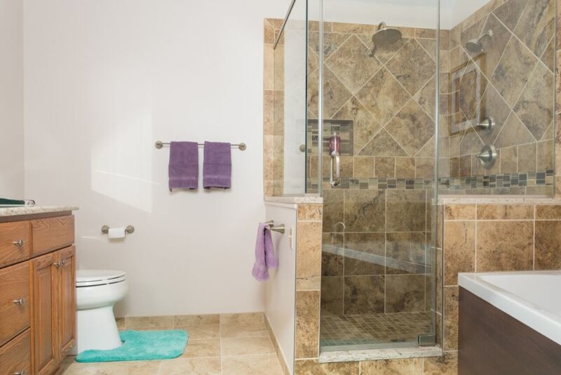 Aménagement d'une salle de bain principale moderne de taille moyenne avec un placard avec porte à panneau surélevé, des portes de placard marrons, une baignoire en alcôve, une douche d'angle, WC séparés, un carrelage multicolore, des carreaux de céramique, un mur beige, un sol en carrelage de céramique, un lavabo posé, un plan de toilette en granite, un sol multicolore et une cabine de douche à porte battante.