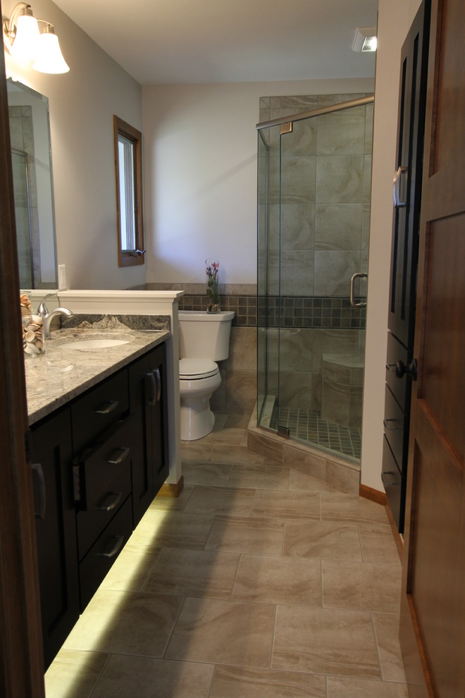 Ispirazione per una stanza da bagno padronale chic con lavabo sottopiano, ante in legno bruno, top in granito, WC a due pezzi, piastrelle beige, pareti beige e pavimento con piastrelle in ceramica