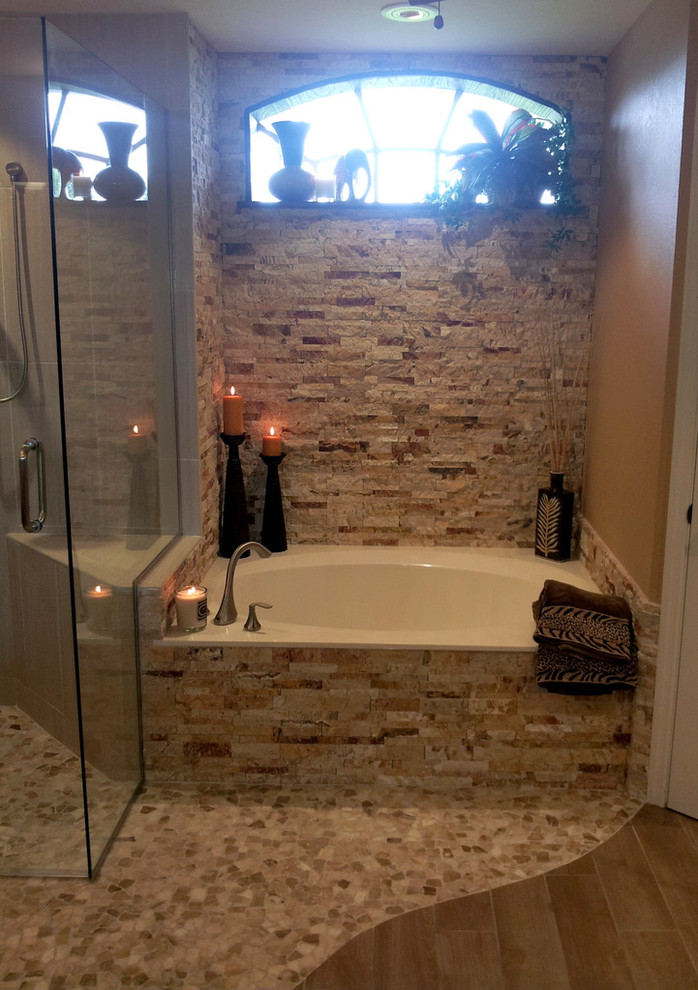 Idee per una stanza da bagno chic con vasca da incasso, piastrelle effetto legno e pavimento in gres porcellanato